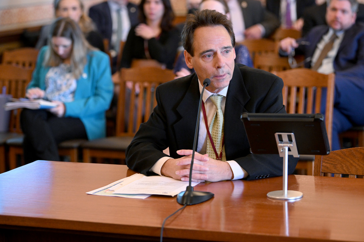 (Photo) State Senator Steve Stadelman speaking in a Senate committee
